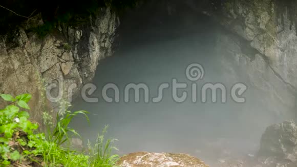 有雾的岩石洞库存录像大投入黑暗雾弥漫的洞穴带来了未知的恐惧浓雾笼罩着视频的预览图