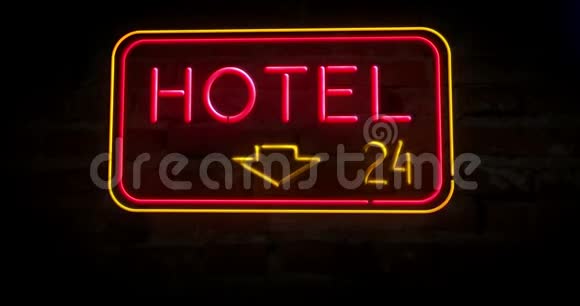 砖墙上的酒店霓虹灯视频的预览图