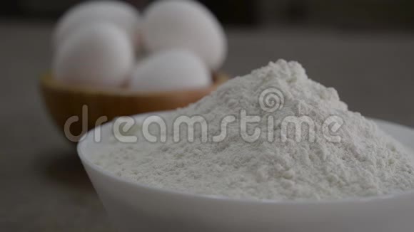一碗面粉和白蛋视频的预览图