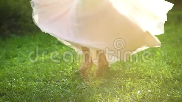 女性双腿在户外缓慢运动的阳光下旋转视频的预览图