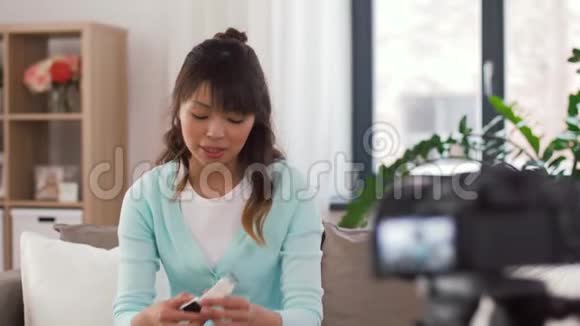 亚洲女性博客写手制作电子产品视频评论视频的预览图