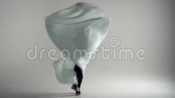 灵活的女人在工作室里用布料跳舞视频的预览图
