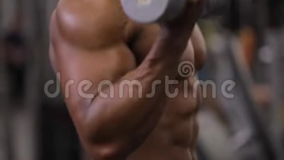 非裔美国人在健身房用哑铃抽二头肌视频的预览图