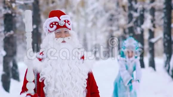 雪少女将雪抛向空中弗罗斯特神父在前景视频的预览图