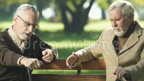 退休的绅士在公园里聊天试图回忆衰老的记忆障碍视频的预览图