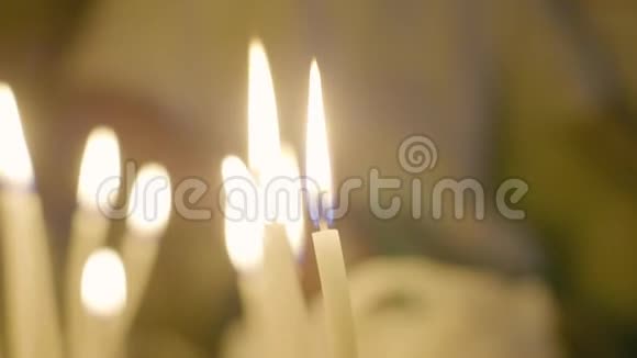 在庙里的祷告仪式上把蜡烛熄灭庙宇蜡烛燃烧而神圣的仪式宗教传统视频的预览图