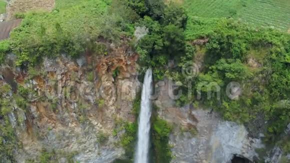 空中慢动作苏门答腊岛的西皮索皮索瀑布旅行目的地是印度尼西亚的贝拉斯塔吉和托巴湖视频的预览图