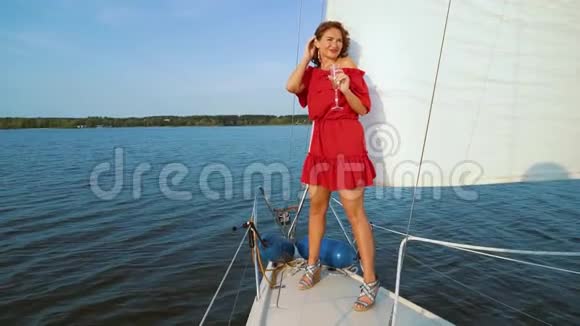 一位美丽的女孩在帆船上享用着葡萄酒的海洋探险视频的预览图