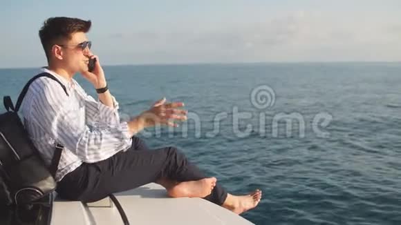戴墨镜的人开着游艇打电话视频的预览图