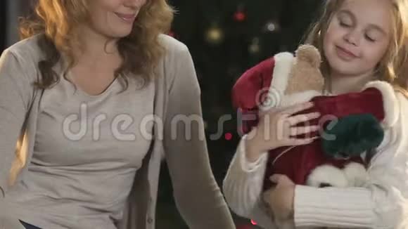 美丽的母女笑着走进镜头女孩玩玩具熊视频的预览图