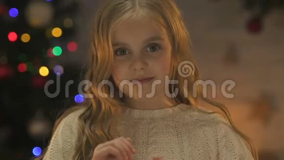 快乐可爱的女孩在镜头前微笑在圣诞节等待奇迹特写视频的预览图