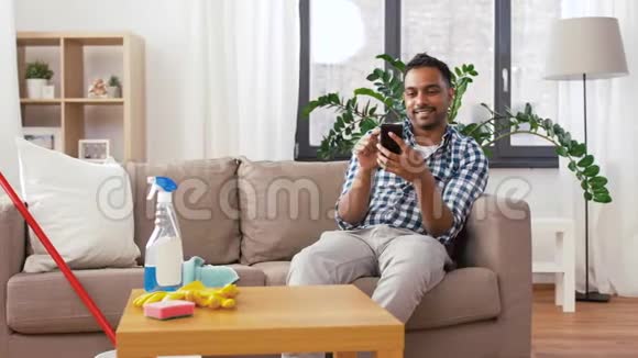 在家打扫卫生的印度男人视频的预览图