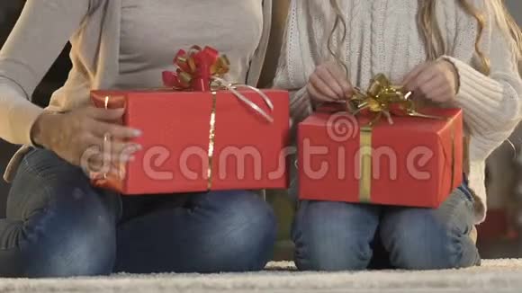 快乐的妈妈和孩子包装圣诞礼物准备节日前夕视频的预览图
