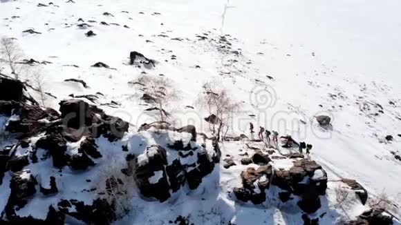 空中四翼飞机将这座山移走覆盖着雪飞过它对面是一群游客视频的预览图