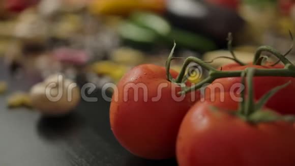 新鲜蔬菜做面食准备视频的预览图