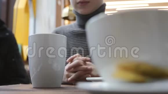 咖啡馆里的男孩喝热茶视频的预览图