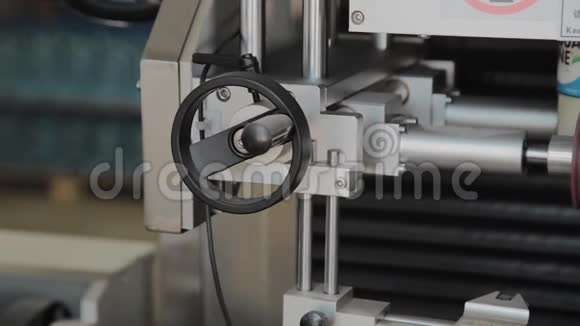 工厂机器上的调节旋钮视频的预览图