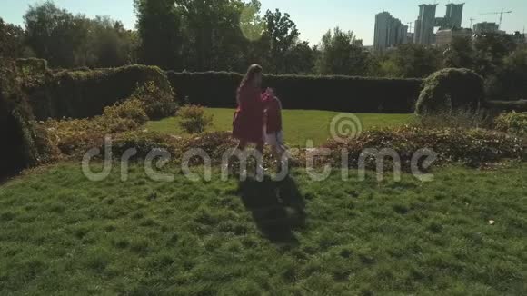妈妈和女儿一起在公园里度过时光无人驾驶飞机中弹视频的预览图