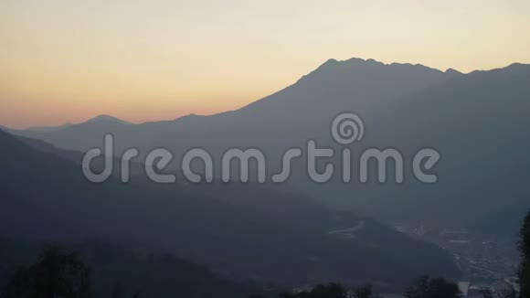 山脉剪影日落风景如画的黎明阳光野生自然景观壮观的金色天空视频的预览图