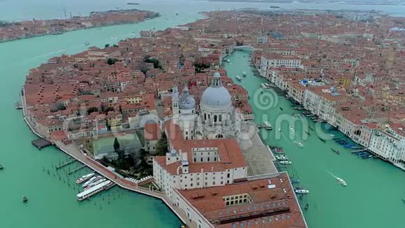 空中无人机视频标志性和独特的圣玛丽亚德拉敬礼大教堂在大运河威尼斯意大利视频的预览图