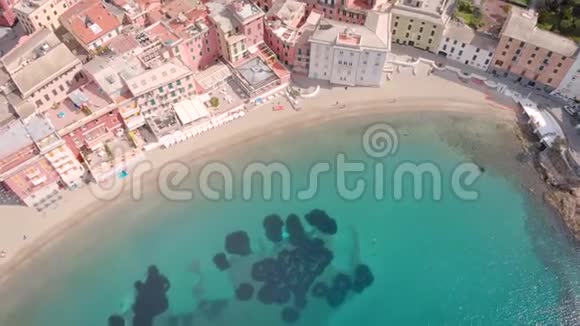 空中射击意大利利古里亚海岸一个美丽的小镇城市景观在大海的框架中视频的预览图