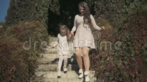 妈妈和女儿在公园里下楼梯慢动作视频的预览图