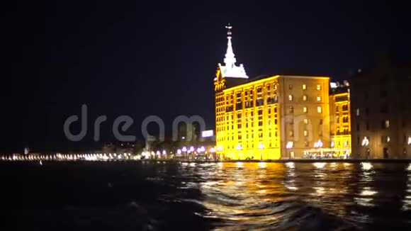 从船上观看威尼斯夜间海岸线视频的预览图
