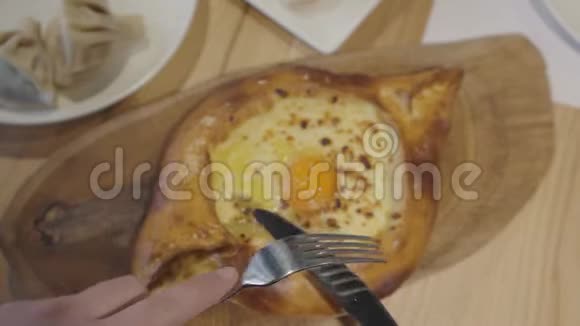 男手搓刀叉上准备食物收拢阿贾里安卡查普里格鲁吉亚奶酪派鸡蛋视频的预览图