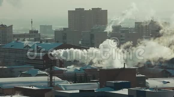在阳光明媚的日子里工业管道在冬天用烟雾污染城市的大气环境污染管道视频的预览图