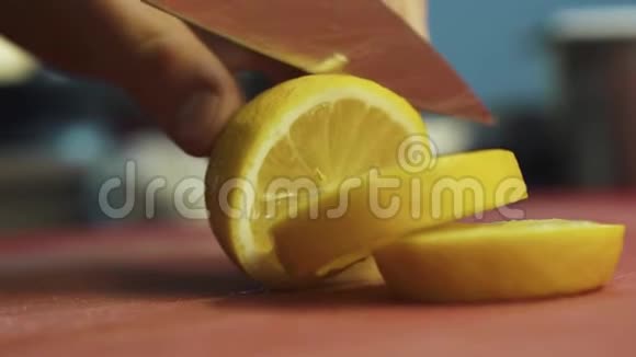 男人用大厨师刀切柠檬现代餐厅或咖啡馆的健康食品准备视频的预览图