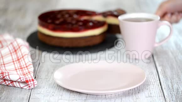 把美味的果冻樱桃蛋糕放在盘子里视频的预览图