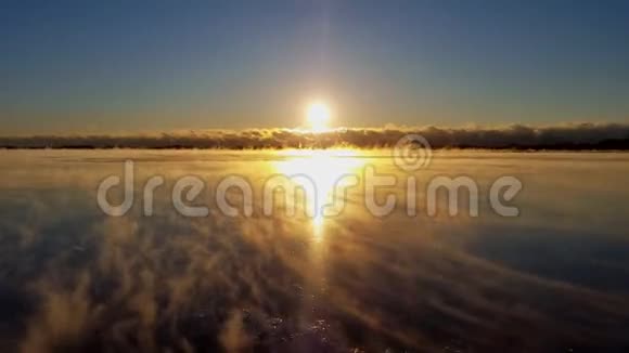 冰冻湖上的日出视频的预览图