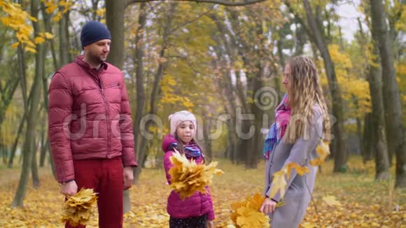 快乐的家庭享受美丽的秋天视频的预览图