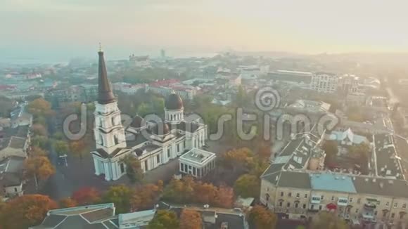 变形大教堂和敖德萨市中心的轨道飞行器拍摄视频的预览图