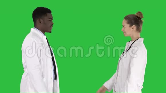 两个年轻的医生在绿色屏幕上握手Chroma键视频的预览图