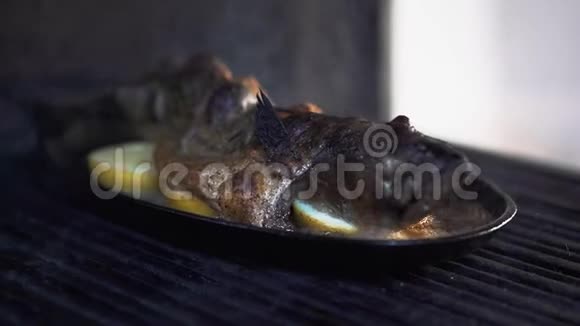 躺在柠檬片上的鲭鱼冒着热气现代餐厅的美味海鲜准备带烤的开胃菜视频的预览图