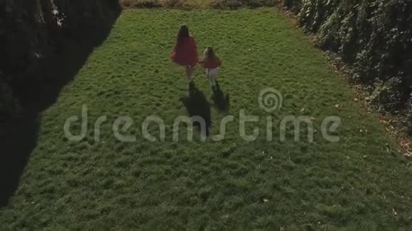 妈妈和她的小女儿在公园里散步无人驾驶飞机中弹视频的预览图