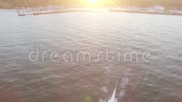 从海港外航行的帆船的高角度鸟瞰视频的预览图