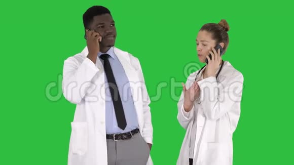 男女医生用手机打电话在绿色屏幕上告诉快乐的消息Chroma键视频的预览图
