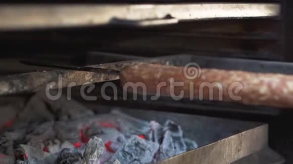 生的烤串插入现代的炉子里做饭烹饪格鲁吉亚传统菜肴视频的预览图