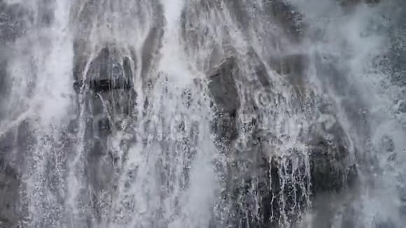 瀑布在缓慢的运动中接近镜头跟随水流视频的预览图