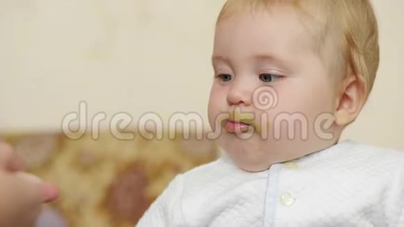 一个在家吃肉泥的女婴视频的预览图