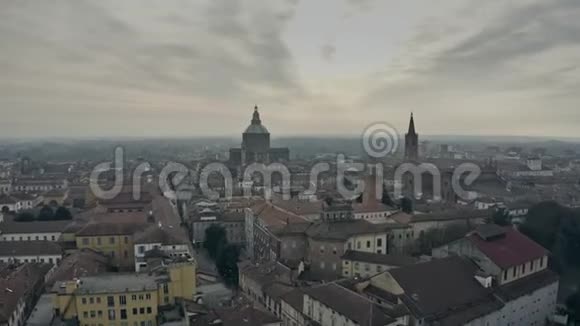 在城市景观内城市大教堂或杜莫迪帕维亚的空中景观意大利视频的预览图