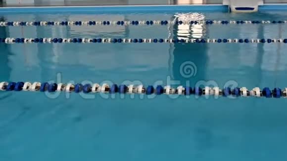 现代游泳池有蓝色的水可以看到水面和过滤视频的预览图