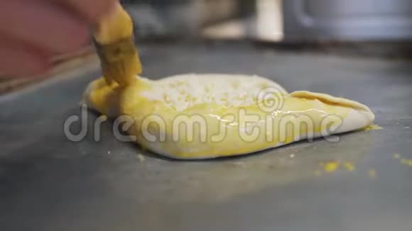 厨师用手盖好面团用特殊的刷子特写准备好土辣椒格鲁吉亚奶酪视频的预览图