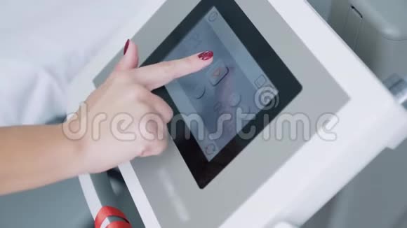 关闭医疗设备女性手打开化妆程序电子装置慢动作视频的预览图