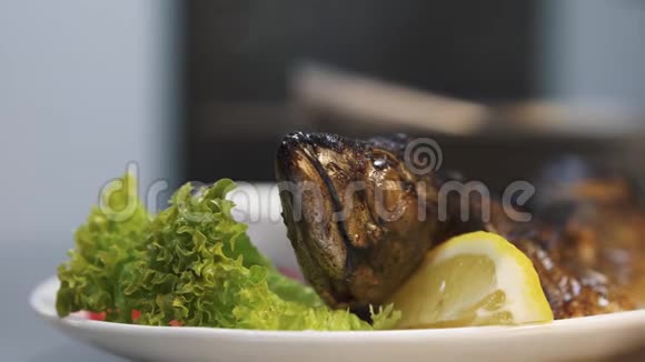 鲭鱼用辣椒撒在大盘子上配上白酱和蔬菜提供现代海鲜视频的预览图