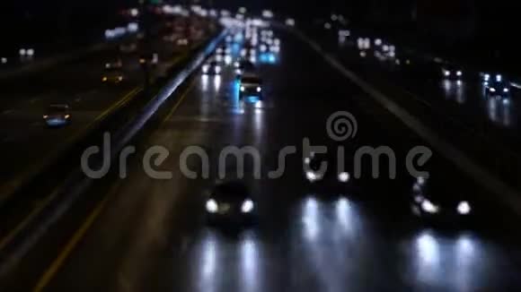 城市夜间的道路交通视频的预览图