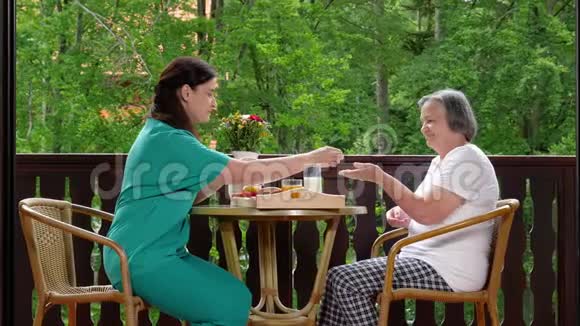 家庭照顾者为老年妇女提供药物视频的预览图
