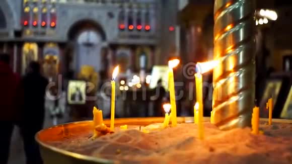 在教堂寺庙里点燃蜡烛视频的预览图